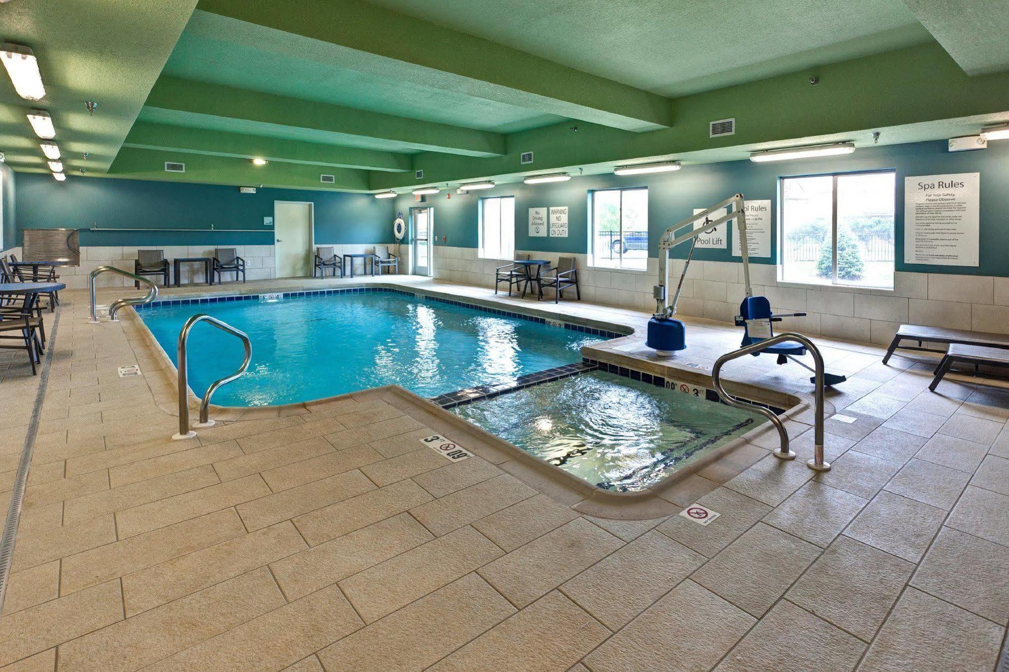 Holiday Inn Express & Suites Great Bend By Ihg Exteriér fotografie